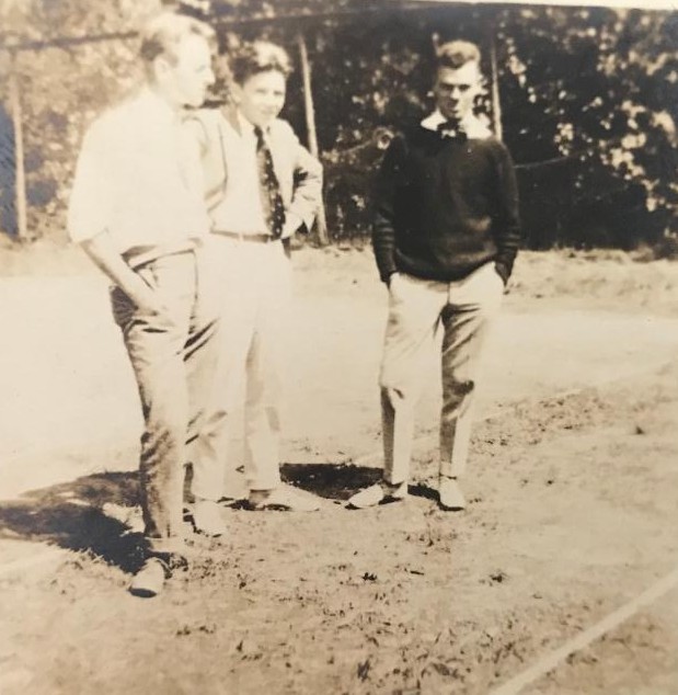 historic picture of young guests at the tennis courts